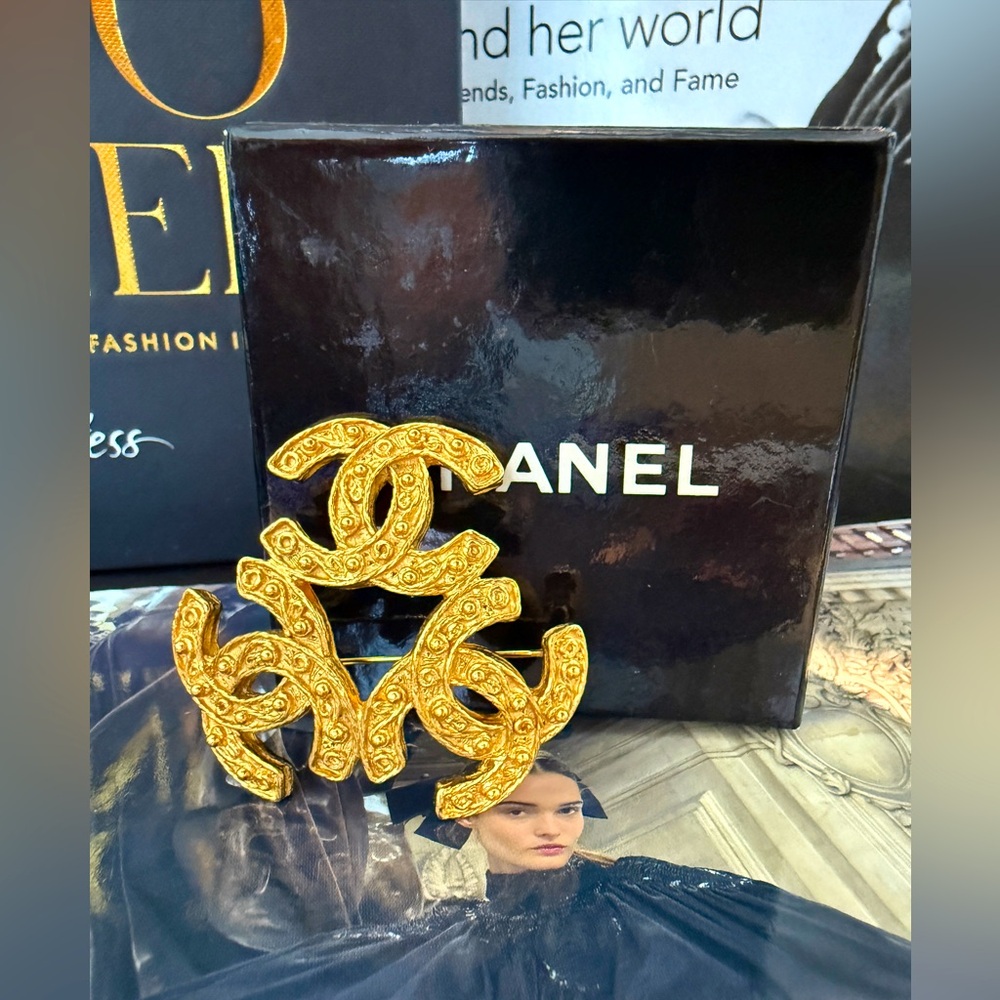 LOT 2242 24K gold plated triple CC Chanel vintage Gold Brooch